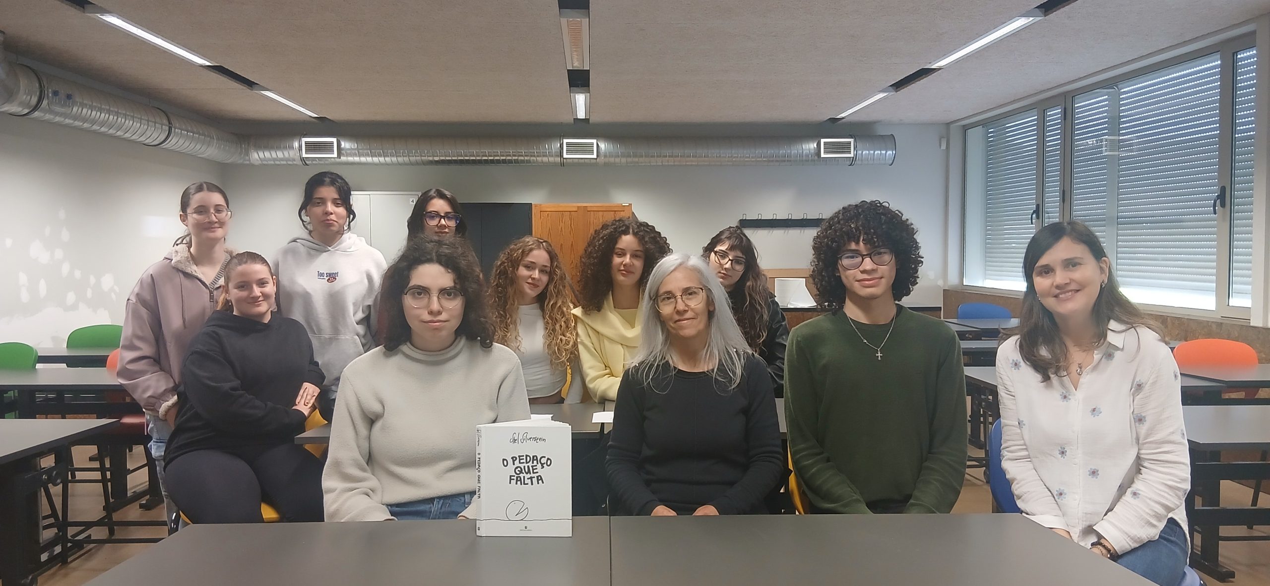  No âmbito do projeto “Estórias – Uma Janela para o Mundo”, a professora Carla Ferreira levou o livro “O Pedaço que Falta”.