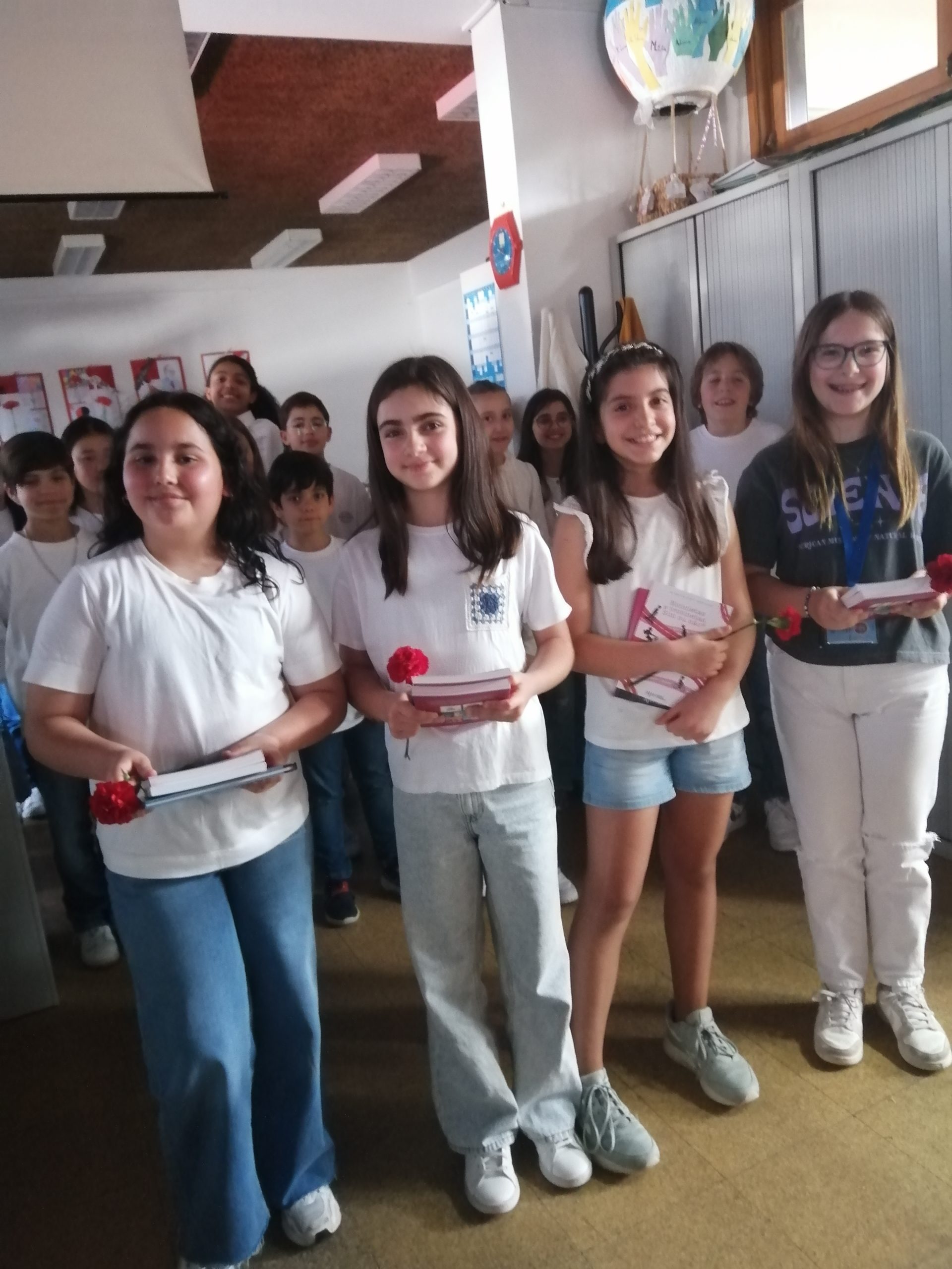 Atividade de promoção da leitura, na Biblioteca Júlio Brandão, com alunas do 2.º ciclo.