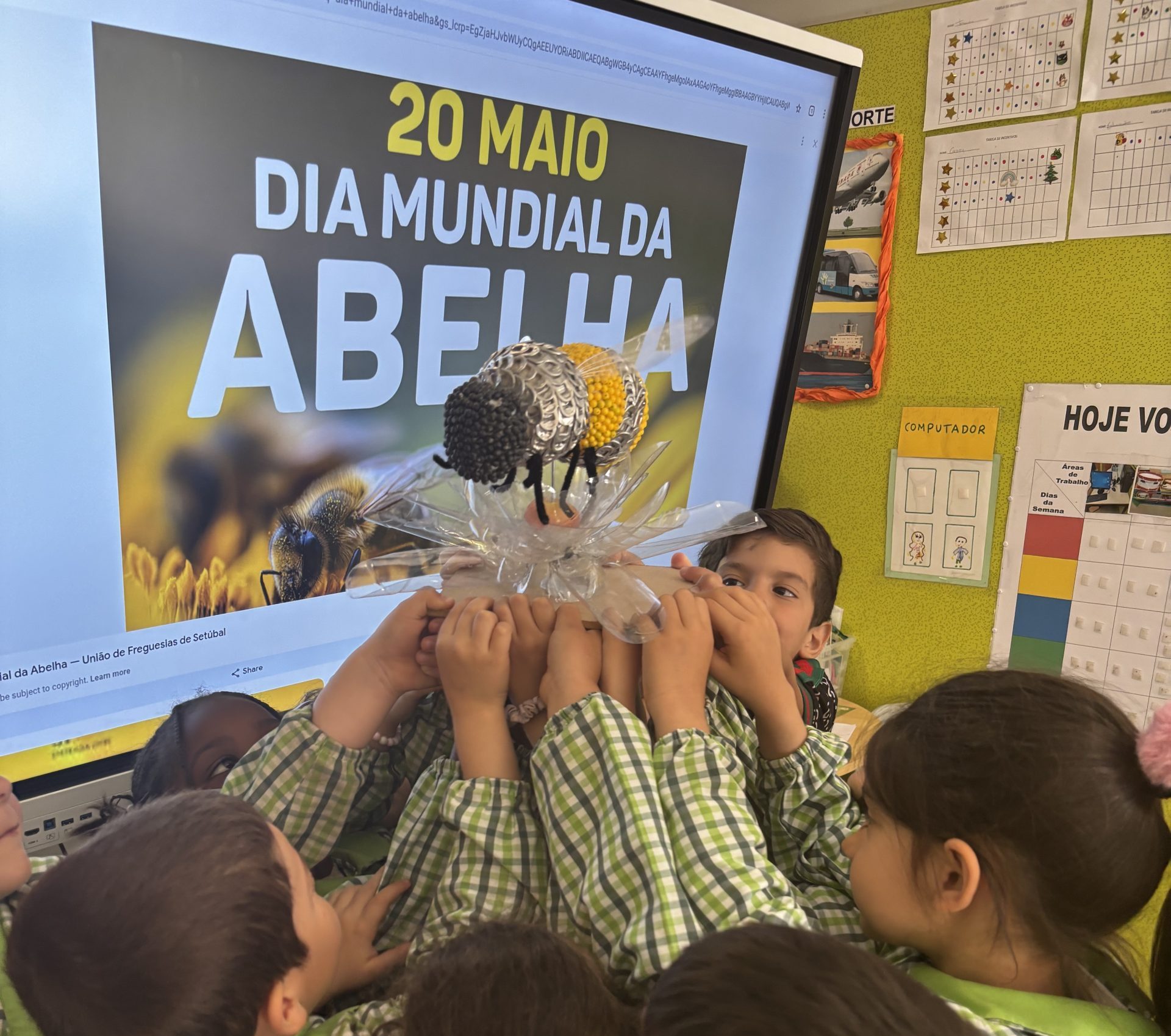 Projeto “Estórias – Uma Janela para o Mundo” foram exploradas as histórias “O Ciclo do Mel “, de Cristina Quental, e “A Joaninha salva as abelhas”, de Catherine Jacob.
